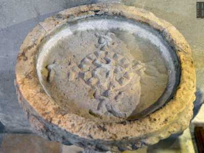 Concludiamo il nostro viaggio con la preziosa acquasantiera in pietra che fa bella mostra di s� nei pressi del portone. All�interno della spessa vasca circolare giacciono cinque tartarughe scolpite. Si tratta di un elemento di continuit� con il tempio pagano su cui La Veterana si fonda 